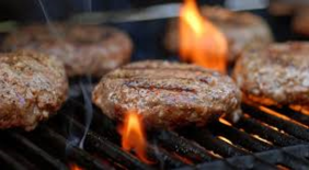 Boulettes de steak haché sur le grill